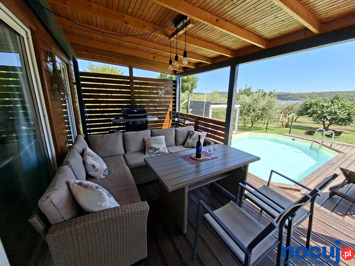 Beach House BETA – a romantic hideaway in an olive grove by the sea, swimming pool, jacuzzi & playground, Pomer